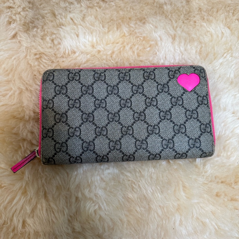 Gucci Supreme Pink Heart Monogram Zipper Wallet